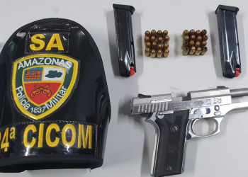 Polícia militar detém homem com tornozeleira eletrônica portanto arma de fogo no centro de Manaus