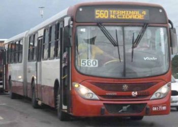 Passageira é esfaqueada na cabeça durante assalto em ônibus da linha 560 em Manaus.