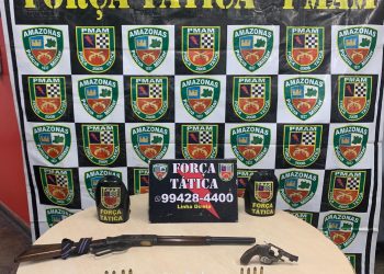 Força Tática da Polícia Militar prende jovem com armas de fogo e drogas, na comunidade Novo Reino