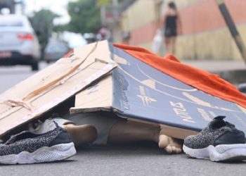 Fonoaudióloga é atropelada por uma Caçamba em alta velocidade enquanto pilotava motocicleta.