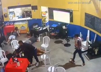 Vídeo: Assaltantes fazem arrastão em bar de Manaus