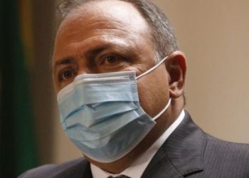 Pazuello vai à CPI disposto a enfrentar senadores da oposição.