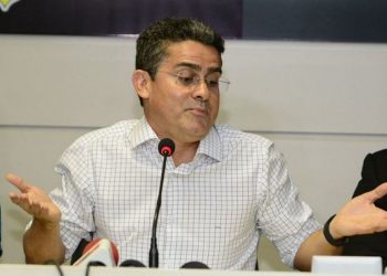 “David, vamos deixar de putaria”. diz Apóstolo com o cão no coro, que ameaça Prefeito de Manaus. Ouça o áudio;