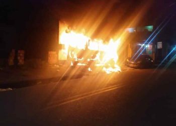 Polícia Militar resgata família após incêndio criminoso em veículo na zona leste