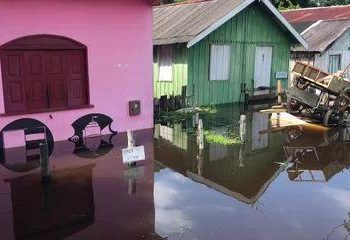 Itacoatiara alagada e abandonada. Garis ainda estão sem receber e moradores reclamam das pontes.