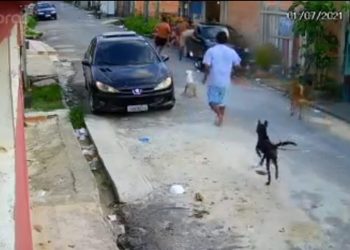 Vídeo: Motorista atropela duas crianças e é espancado por populares em Manaus