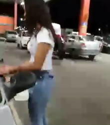 Marido desconfiado vê carro da mulher estacionado no Supermercado e ela chegando em outro