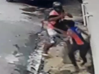 Vídeo: Bandido com ‘Facão’ ataca mulher no bairro Mutirão e rouba celular