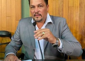 Vídeo: Vereador deixa microfone aberto durante sessão e vaza áudio íntimo