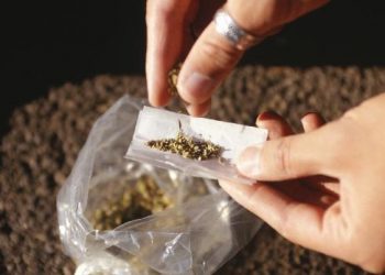 Adolescente é apreendido pela PMAM por tráfico de entorpecentes no Centro da capital