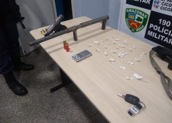 No bairro Novo Aleixo, PMAM prende dupla de infratores comercializando entorpecentes e portando armas de fogo com munições