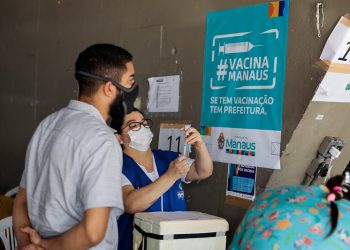 Vacinação contra a Covid-19, incluindo a dose de reforço, segue neste sábado em Manaus
