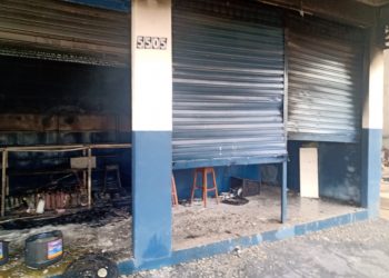 Corpo de Bombeiros combate incêndio em comércio na zona norte de Manaus