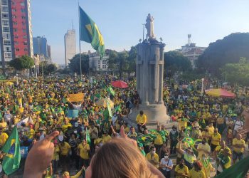 Avenida Eduardo Ribeiro é tomada pelas cores verde e amarelo em manifestação de apoio à Bolsonaro