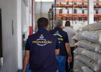 Procon-AM apreende 103 Kg de farinha de trigo após denúncia de adulteração; produto passará por perícia