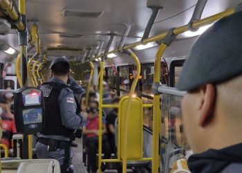 Dois homens são presos pela PMAM após roubo a usuários de ônibus do transporte coletivo