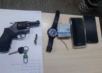 Dupla é detida por porte ilegal de arma de fogo, no bairro Novo Aleixo
