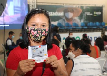 No primeiro dia, escola de Itacoatiara registra entrega de mais de 500 cartões do Auxílio Estadual