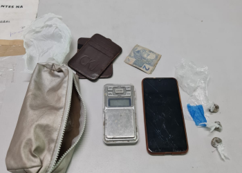 Polícia Militar prende um homem por tráfico de drogas no Parque Dez