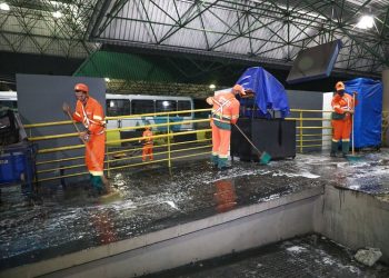 Prefeitura de Manaus realiza sanitização nos terminais e garagens de ônibus