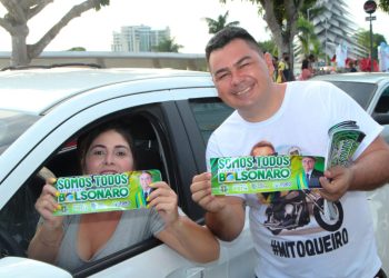 Movimentos Conservadores do AM iniciam ano distribuindo mais de 3 mil adesivos em apoio a Bolsonaro