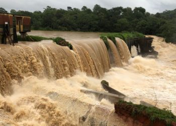 Com risco de rompimento de barragem, moradores deixam suas casas em MG