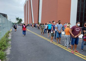Centenas de pessoas amanhecem em busca de teste para Covid em novo centro de testagem em Manaus