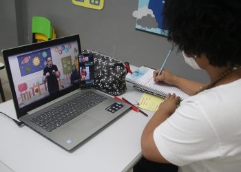 Estudantes da rede municipal de ensino iniciam aulas de forma remota