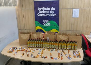 Procon-AM apreende produtos com informações ilegíveis sobre validade em quiosque no aeroporto de Manaus