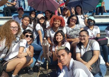 Estudantes da rede estadual de Manaus lançam foguetes de garrafas plásticas para aprender Física e Matemática