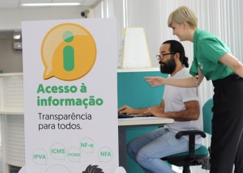Sefaz-AM disponibiliza computador e funcionário para auxiliar cidadão em busca de serviços no órgão