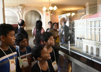 Teatro Amazonas recebe crianças da comunidade do Livramento