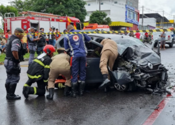 Vídeo mostra o momento em que carro invade contramão e deixa duas pessoas mortas e quatro feridas em Manaus