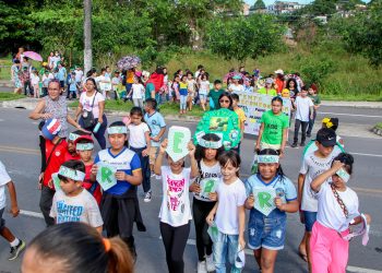 Alunos da rede municipal levam conscientização ambiental à comunidade de Manaus