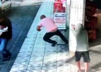 Segurança é executado na porta de padaria; veja vídeo