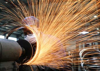 Produção industrial cresce 0,3% de abril para maio