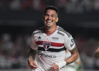 Com um a menos, São Paulo segura América-MG e avança na Copa do Brasil