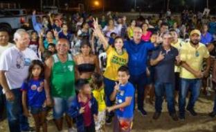Coronel Menezes e Débora reúnem com famílias da Comunidade São Francisco