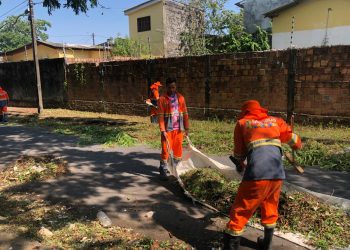 Prefeitura de Manaus realiza ação de limpeza no conjunto Mundo Novo