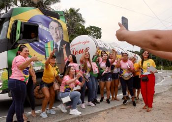 “Adesavaço” de mulheres pró-Bolsonaro movimenta zona norte de Manaus nesta quarta