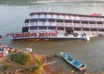 Barco naufraga no interior do Amazonas; veja vídeos