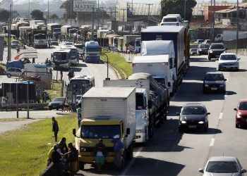 Caminhoneiros e taxistas recebem auxílio nesta terça