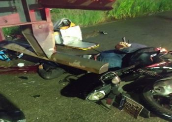 Entregador de Delivery morre na hora após colidir Moto com Caminhão no Novo Aleixo