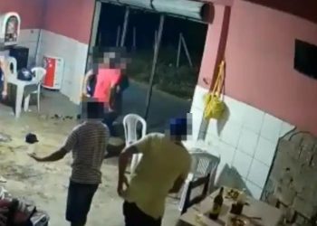 Vídeo: Homem é esfaqueado no pescoço durante briga em Bar, não resistiu aos ferimentos e morreu