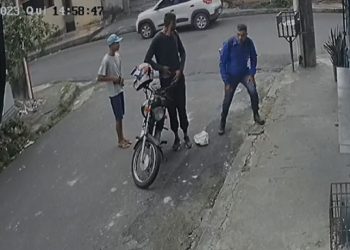 Vídeo: Ladrões roubam moto e celular de entregador na zona leste de Manaus