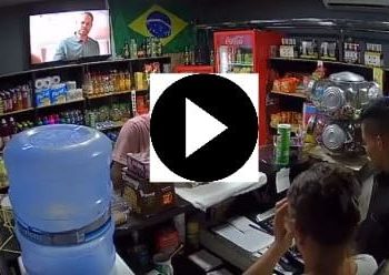 Vídeo: Ladrão pede desculpa ao assaltar estabelecimento em Manaus