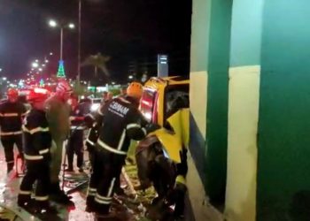 Bombeiros removem de ferragens de veículo vítima de acidente de trânsito