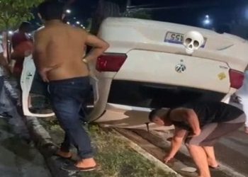 Em alta velocidade: Carro capota e deixa motorista ferido na Estrada da Ponta Negra