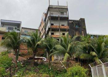 VÍDEOS: prédio apresenta falhas e corre risco de desabar em Manaus