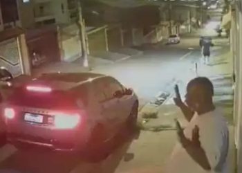 Ladrões armados roubam carro de luxo do Cantor Péricles